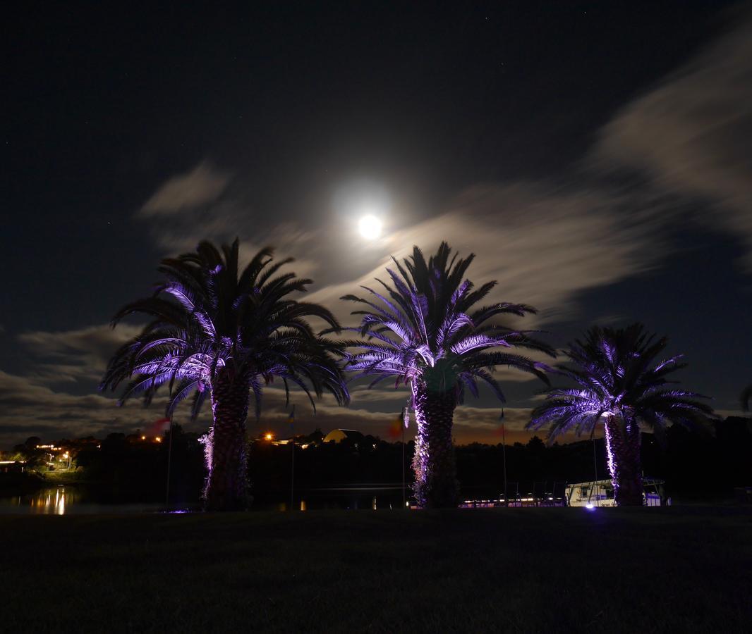 Raglan Palm Beach Motel Exterior photo