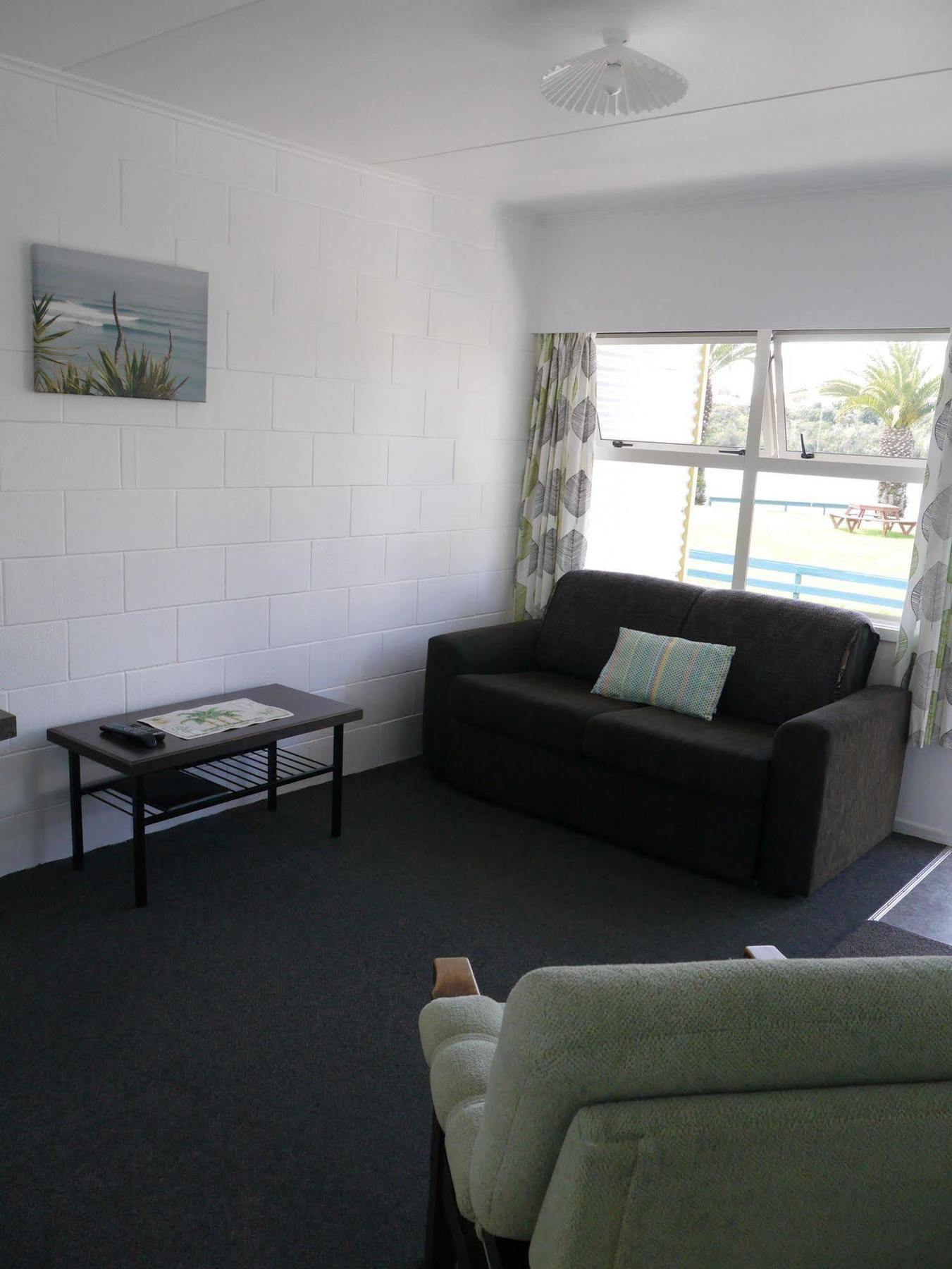 Raglan Palm Beach Motel Exterior photo