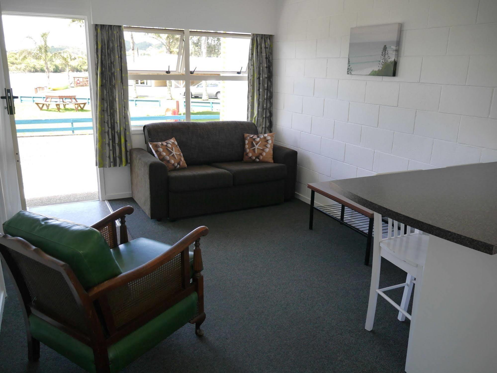 Raglan Palm Beach Motel Exterior photo
